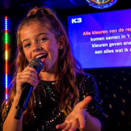 meisje karaoke