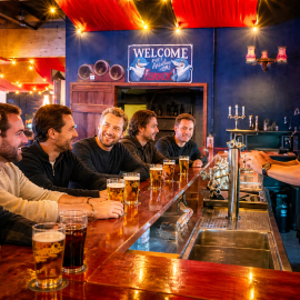 aan de bar